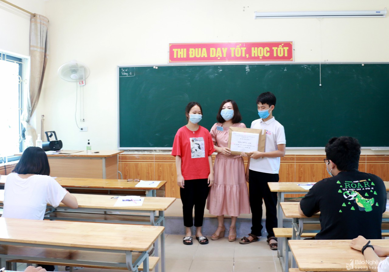 Gần 3.000 thí sinh tham dự kỳ thi vào Trường THPT chuyên Phan Bội Châu và chuyên Đại học Vinh