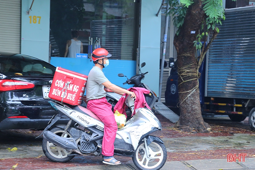 Người dân TP Hà Tĩnh đóng cửa hàng quán để phòng dịch Covid-19