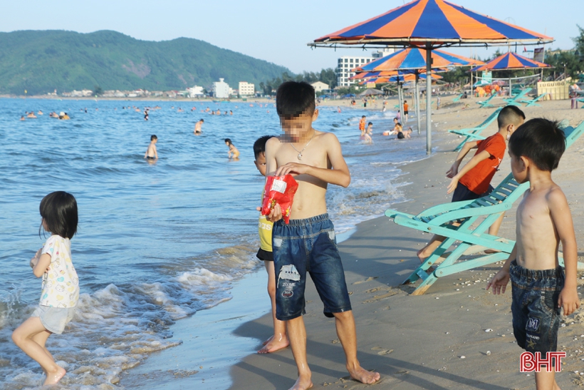 Nhiều người dân Hà Tĩnh đổ về bãi biển tránh nóng, “phớt lờ” khuyến cáo phòng dịch Covid-19