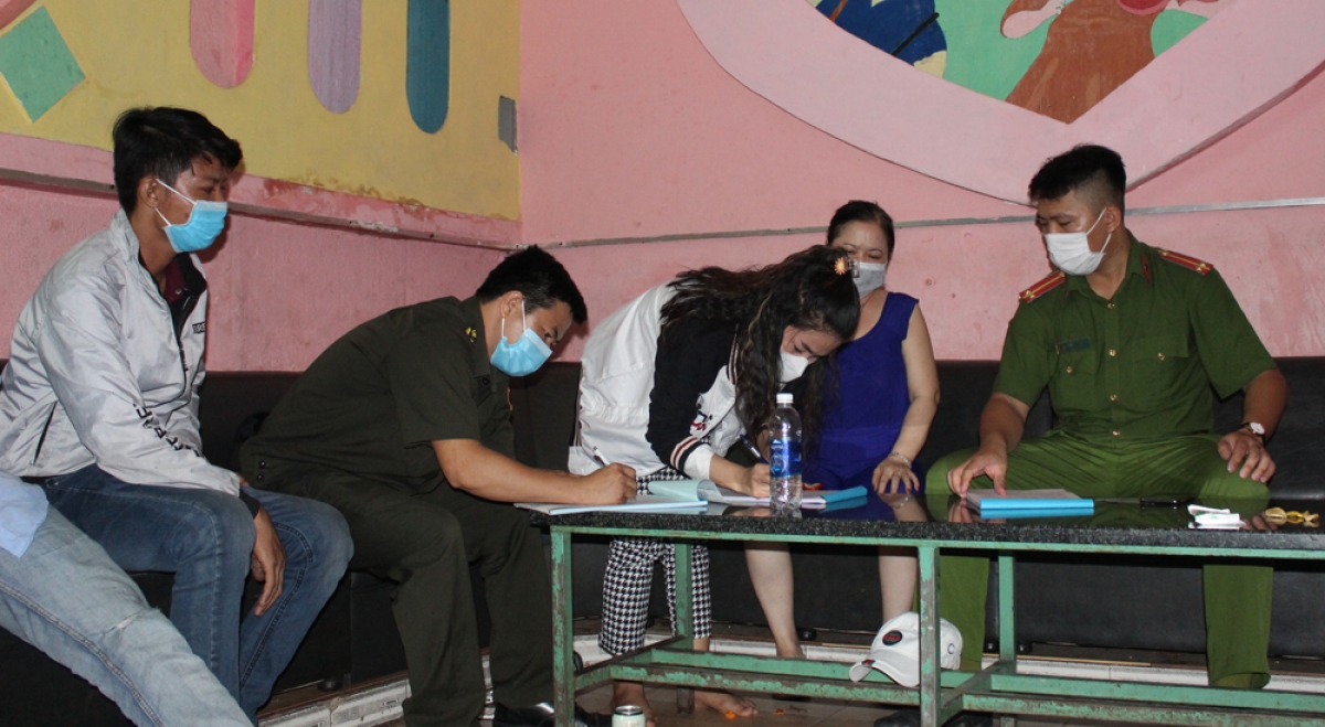 Quán karaoke ở Bình Dương lén lút đón khách giữa mùa dịch Covid-19