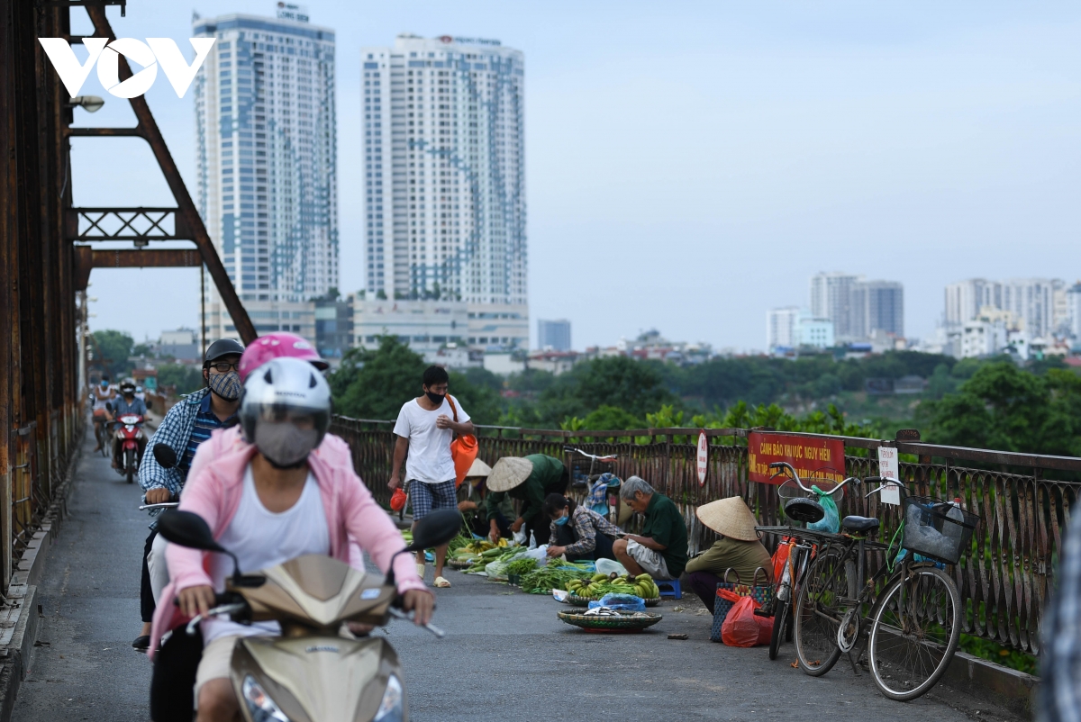 Nhiều người đổ ra sông hồ bơi lội, bất chấp quy định về "khoảng cách"