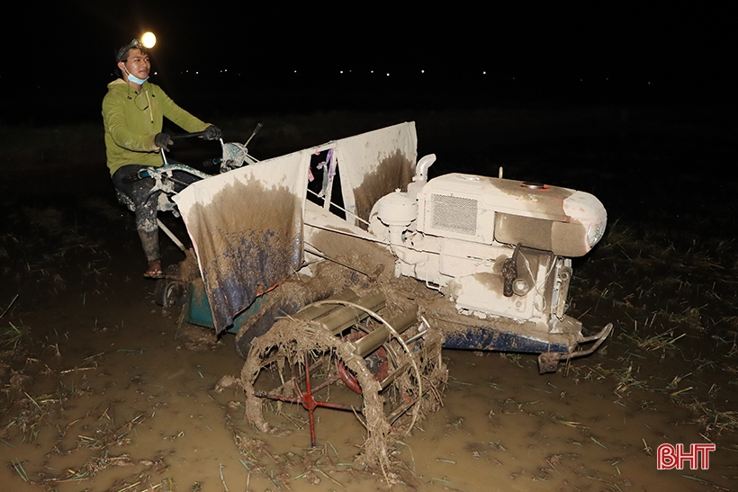 Hà Tĩnh: Thợ cày “trốn” nóng làm xuyên đêm hỗ trợ nhà nông gieo cấy sớm