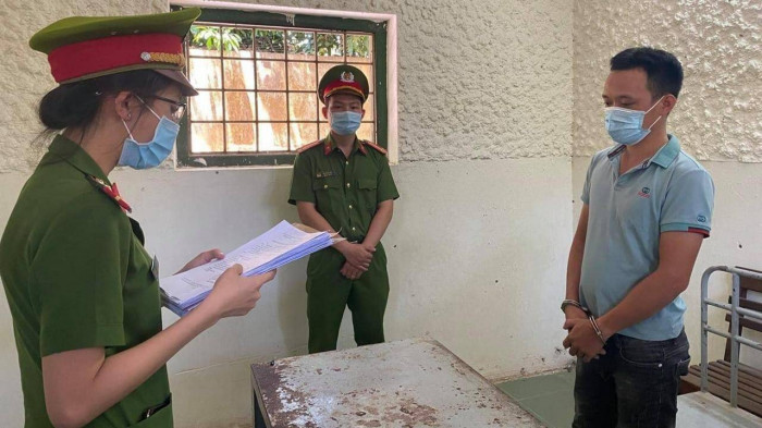 Khởi tố tài xế xe Chín Nghĩa nhổ nước bọt, nhốt CSGT, thông chốt kiểm dịch