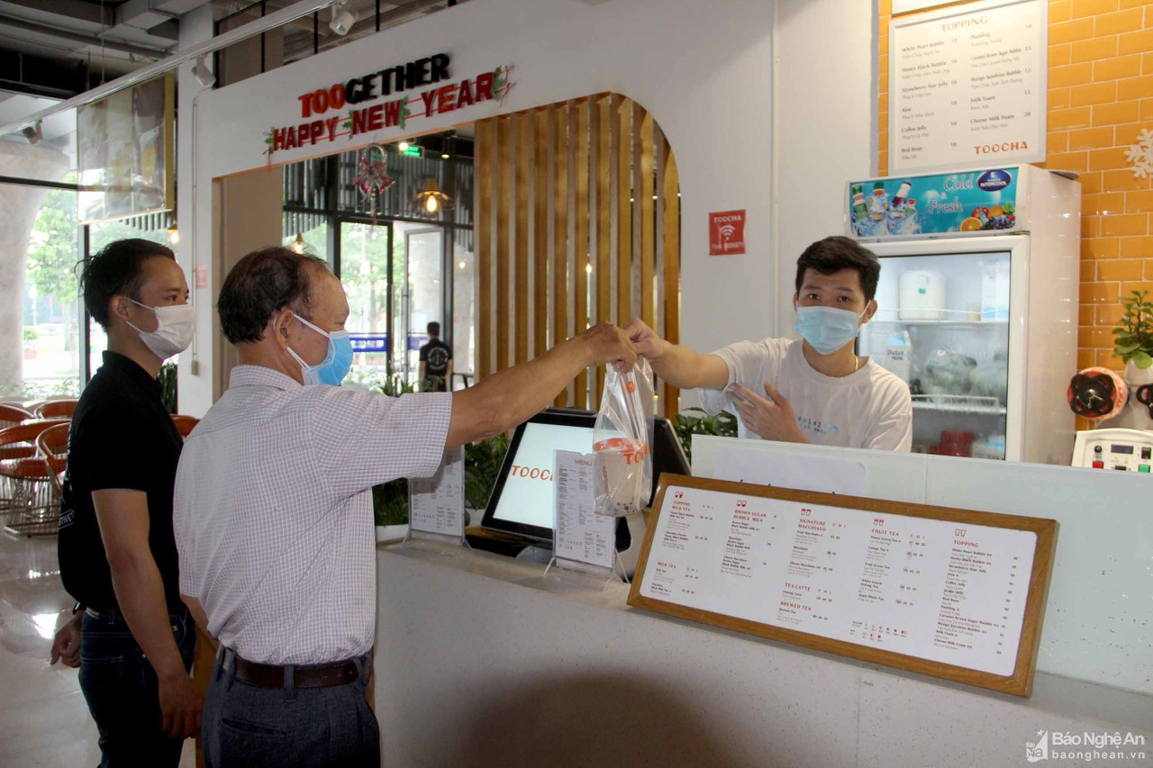 TP. Vinh: Nhiều tuyến phố vắng vẻ, các hàng quán treo biển bán hàng mang về