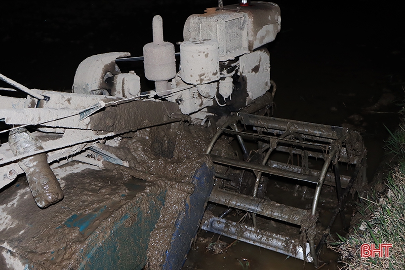 Hà Tĩnh: Thợ cày “trốn” nóng làm xuyên đêm hỗ trợ nhà nông gieo cấy sớm