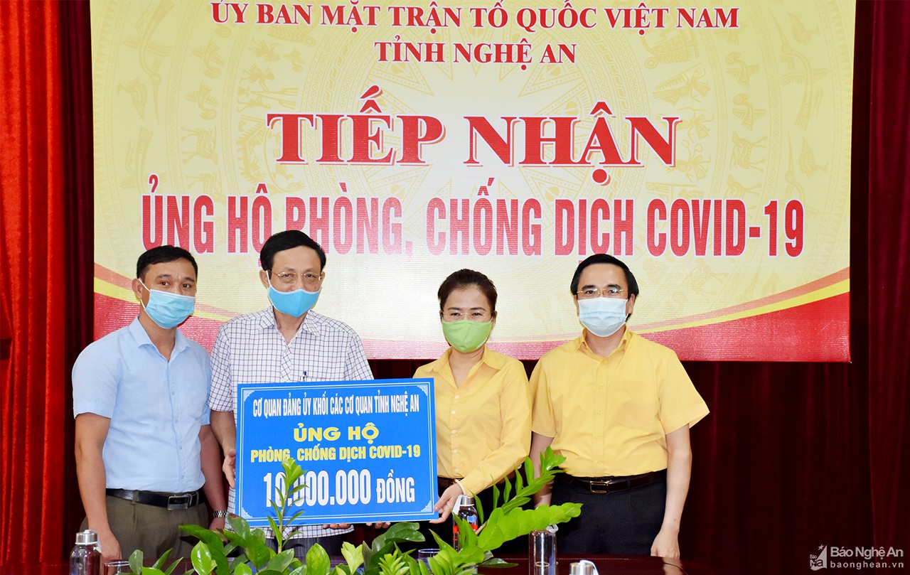 Ủy ban MTTQ tỉnh Nghệ An tiếp nhận 335 triệu đồng ủng hộ phòng, chống dịch Covid-19.