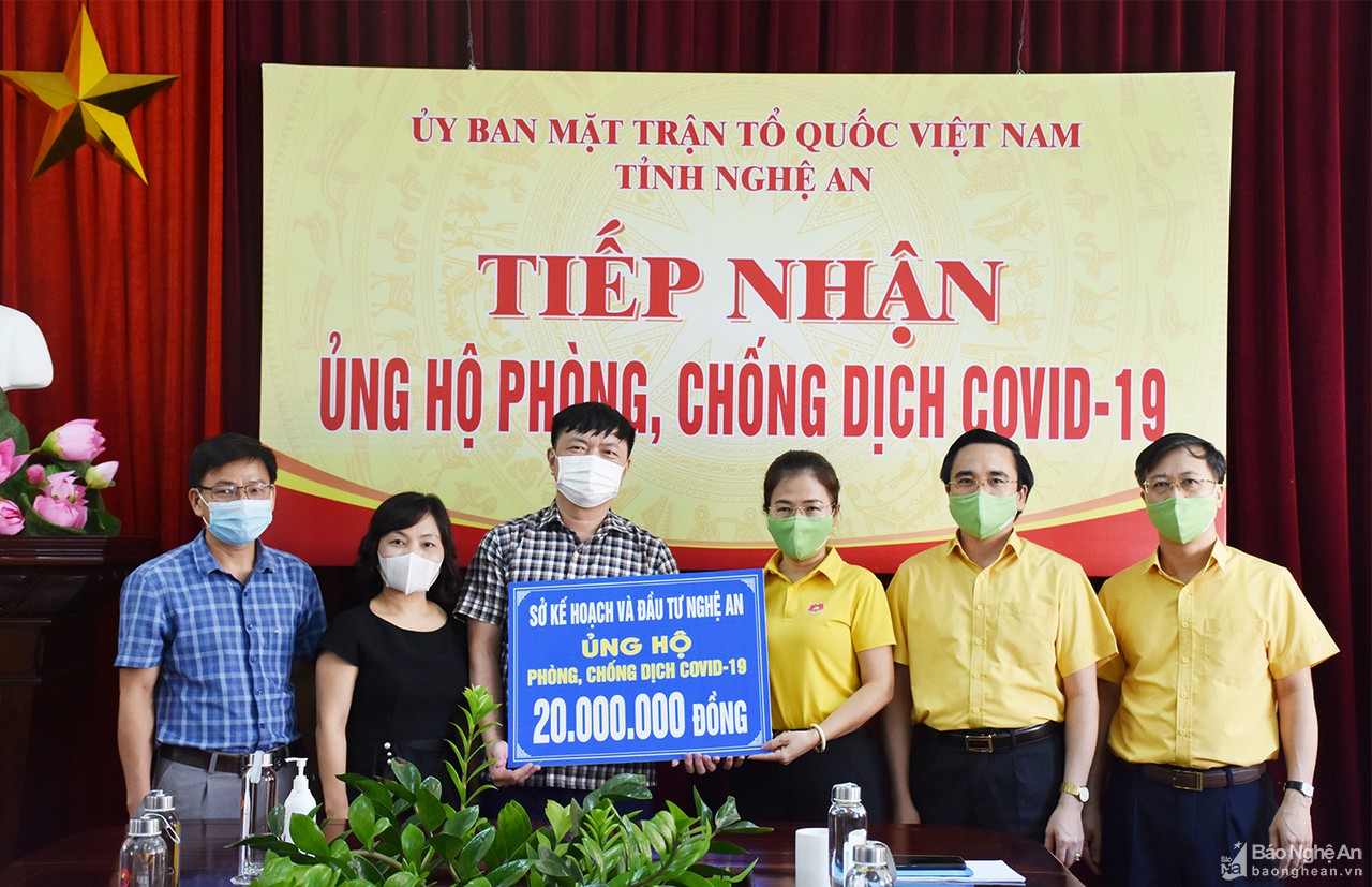 Ủy ban MTTQ tỉnh Nghệ An tiếp nhận ủng hộ phòng, chống dịch Covid-19.