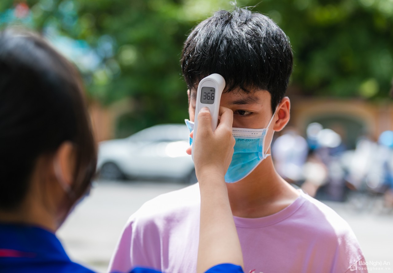 Gần 3.000 thí sinh tham dự kỳ thi vào Trường THPT chuyên Phan Bội Châu và chuyên Đại học Vinh