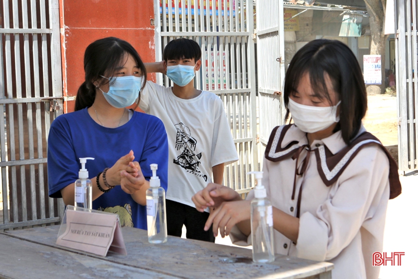 Hơn 15.600 thí sinh Hà Tĩnh làm thủ tục, nghe hướng dẫn các biện pháp phòng dịch Covid-19