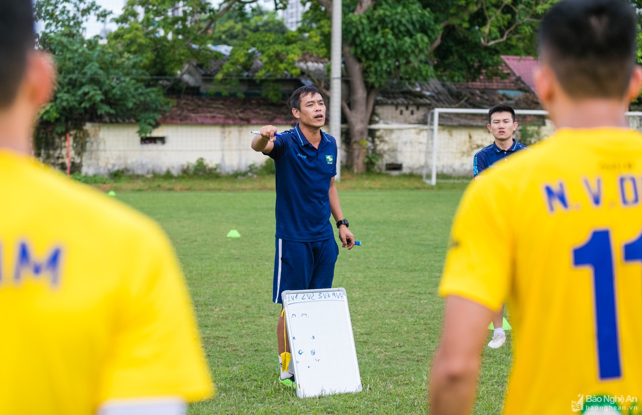 Cầu thủ SLNA hứng khởi tập luyện sau khi có nhà tài trợ mới