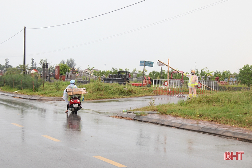 Huy động hơn 100 cán bộ, chiến sĩ công an Hà Tĩnh trực chốt phòng dịch Covid-19