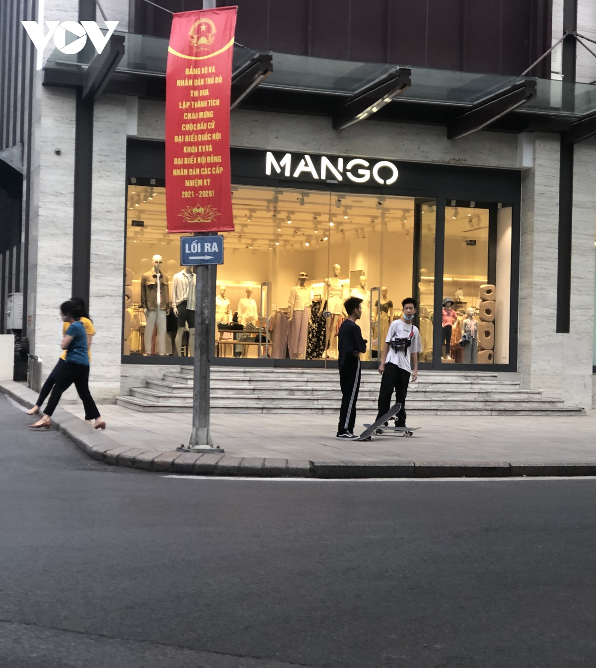 Người Hà Nội lại tập trung đông nơi công cộng, không đeo khẩu trang, lơ là chống dịch