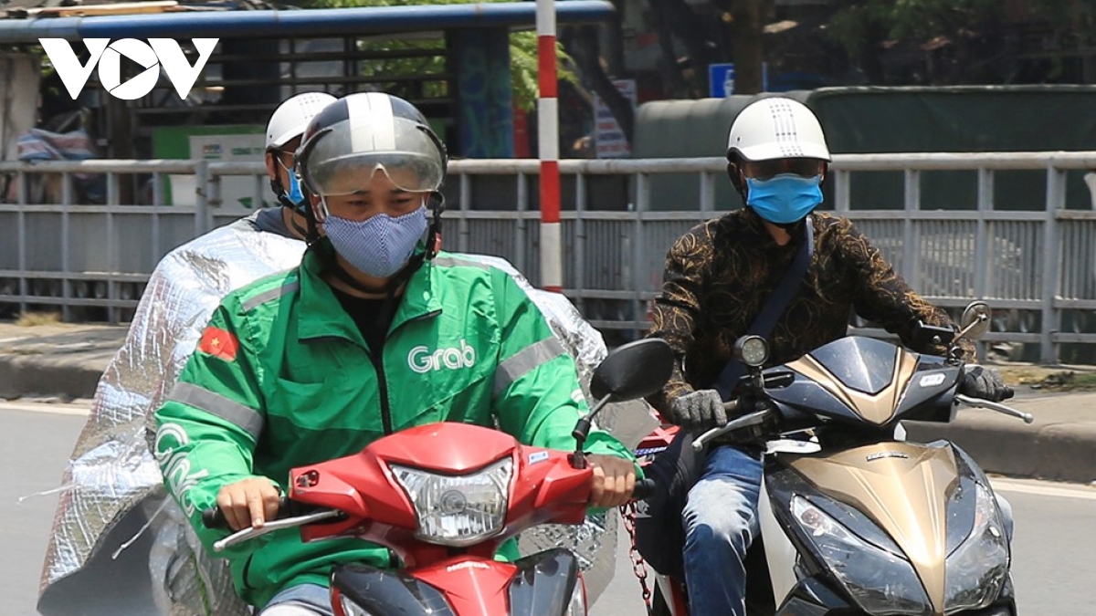 Người dân chật vật mưu sinh dưới nắng nóng hơn 40 độ C tại Hà Nội