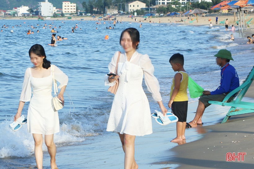 Nhiều người dân Hà Tĩnh đổ về bãi biển tránh nóng, “phớt lờ” khuyến cáo phòng dịch Covid-19
