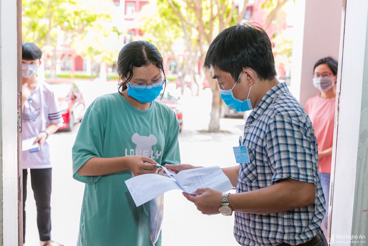 Gần 3.000 thí sinh tham dự kỳ thi vào Trường THPT chuyên Phan Bội Châu và chuyên Đại học Vinh