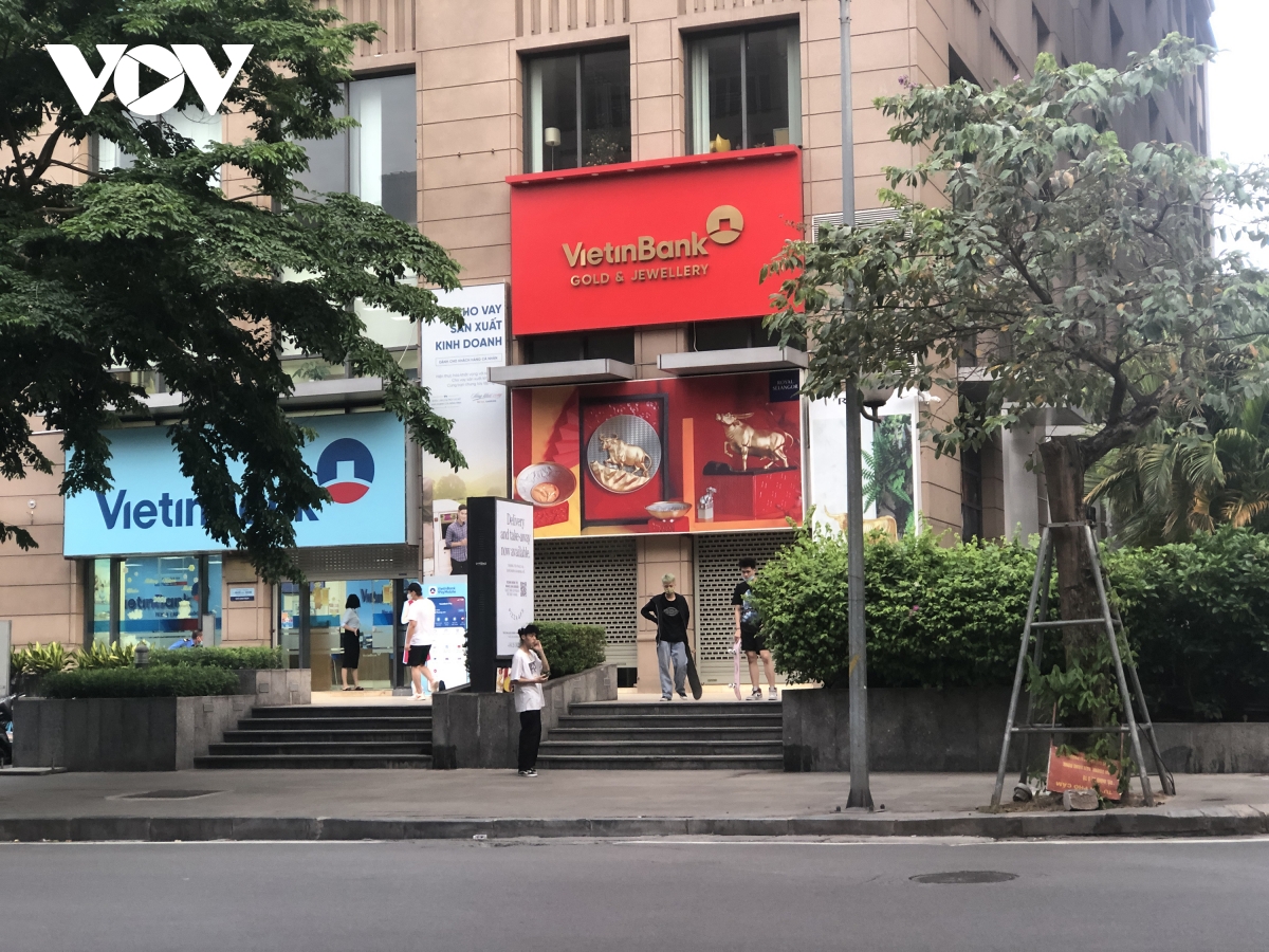 Người Hà Nội lại tập trung đông nơi công cộng, không đeo khẩu trang, lơ là chống dịch