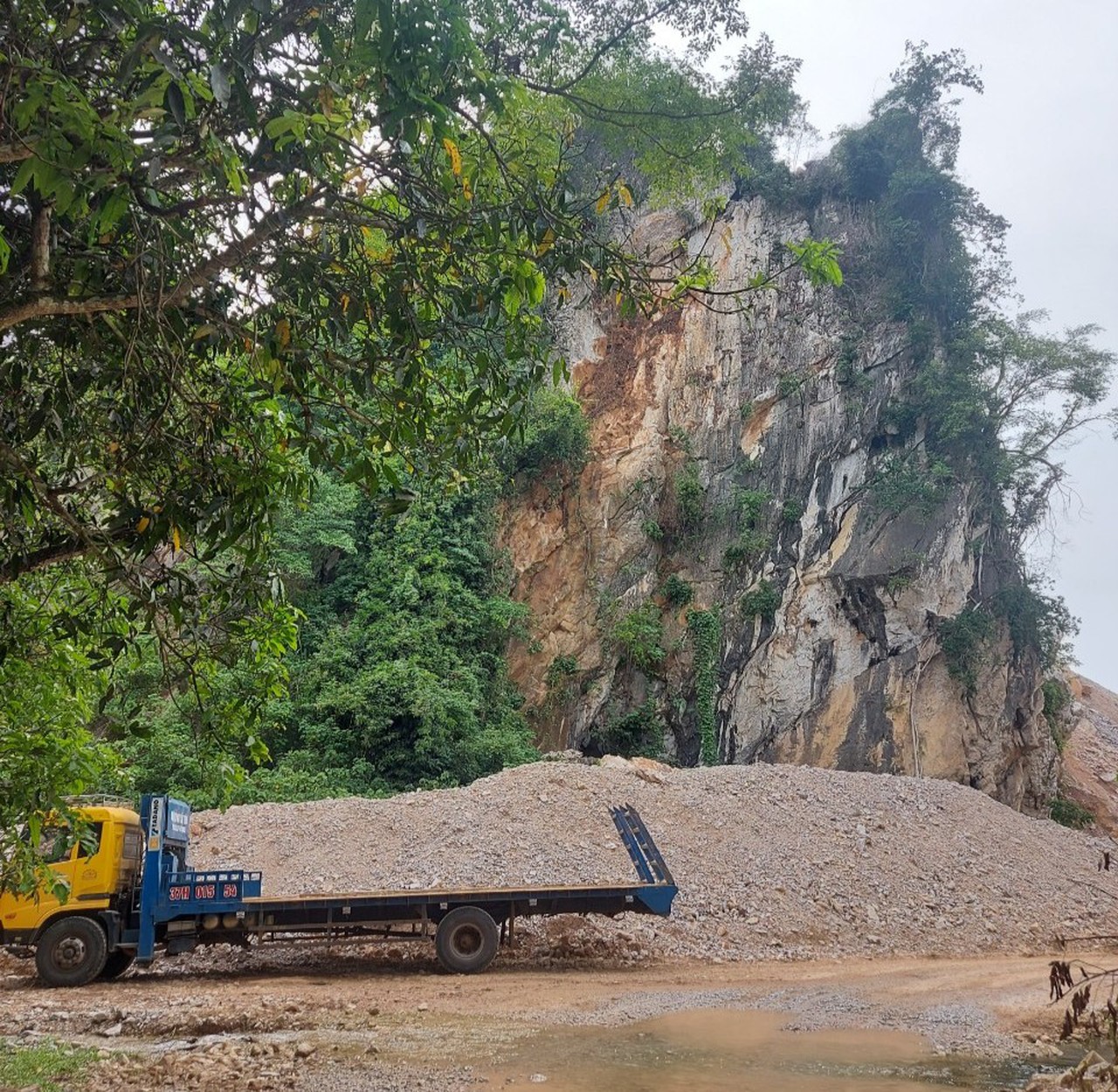 Dân bất an vì doanh nghiệp nổ mìn khai thác đá ở Quỳ Châu