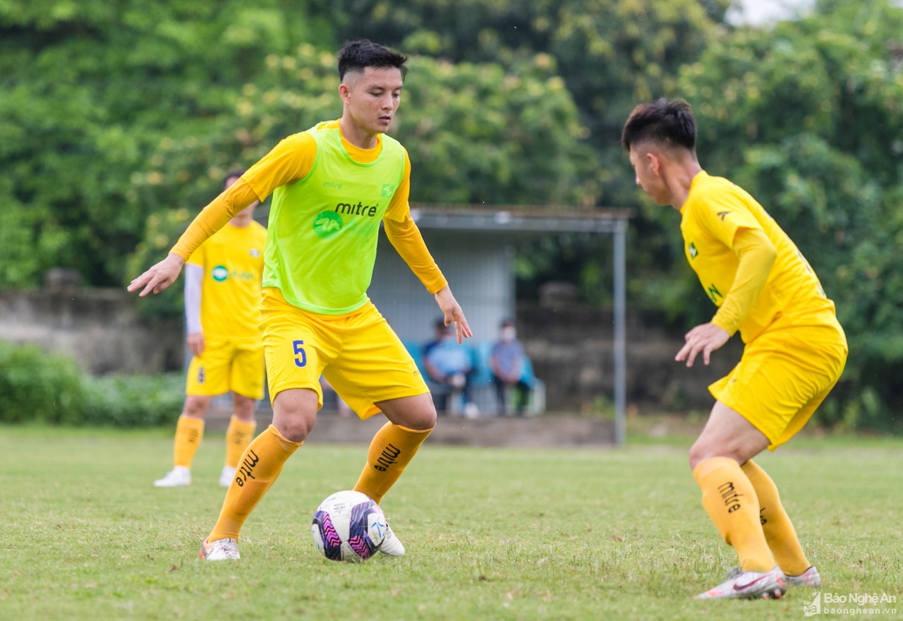 Cầu thủ SLNA hứng khởi tập luyện sau khi có nhà tài trợ mới