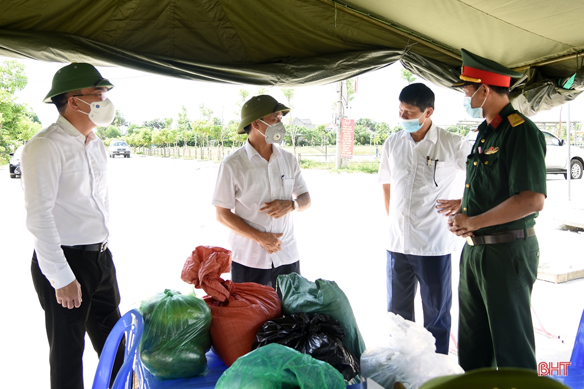 Phó Bí thư Thường trực Tỉnh ủy Hà Tĩnh chia sẻ, động viên lực lượng tuyến đầu chống dịch