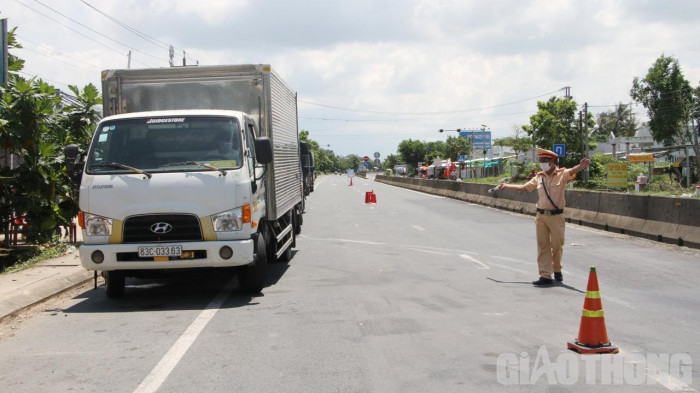 Bạc Liêu “nới lỏng” vận tải hàng hóa vào tỉnh, lấy mẫu tại chốt kiểm soát