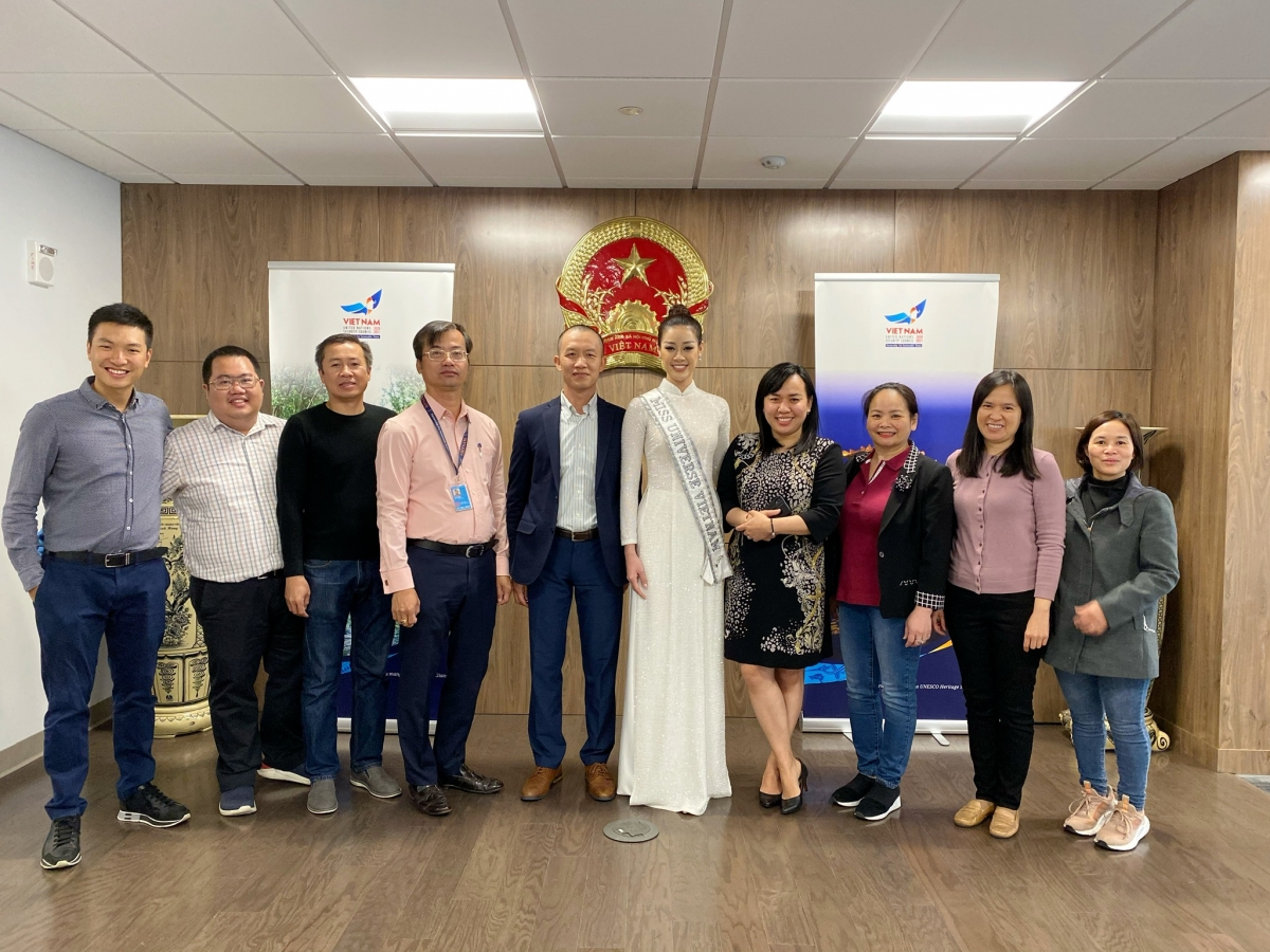 Hoa hậu Khánh Vân diện áo dài trắng, khoe dáng giữa nước Mỹ