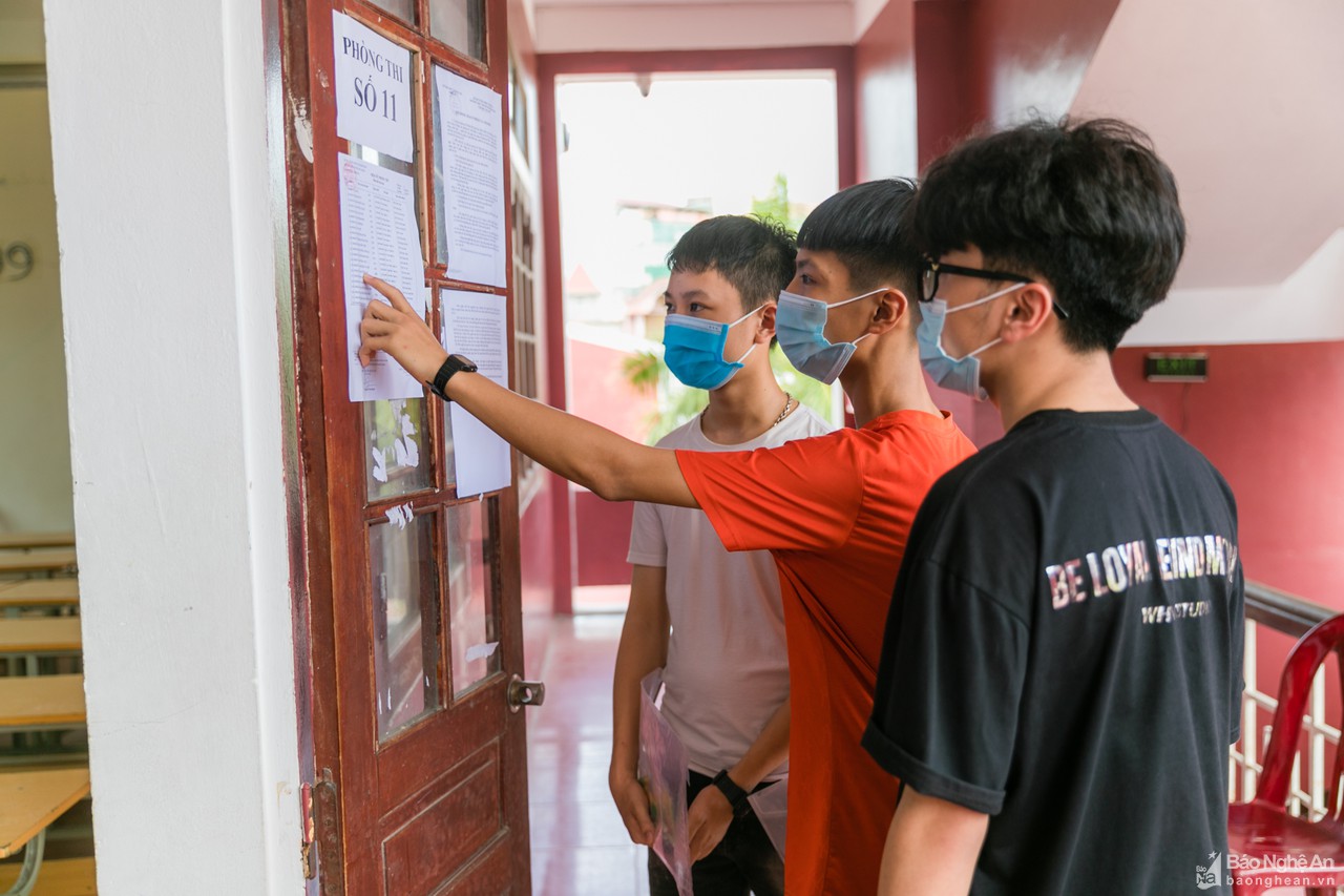 Gần 3.000 thí sinh tham dự kỳ thi vào Trường THPT chuyên Phan Bội Châu và chuyên Đại học Vinh