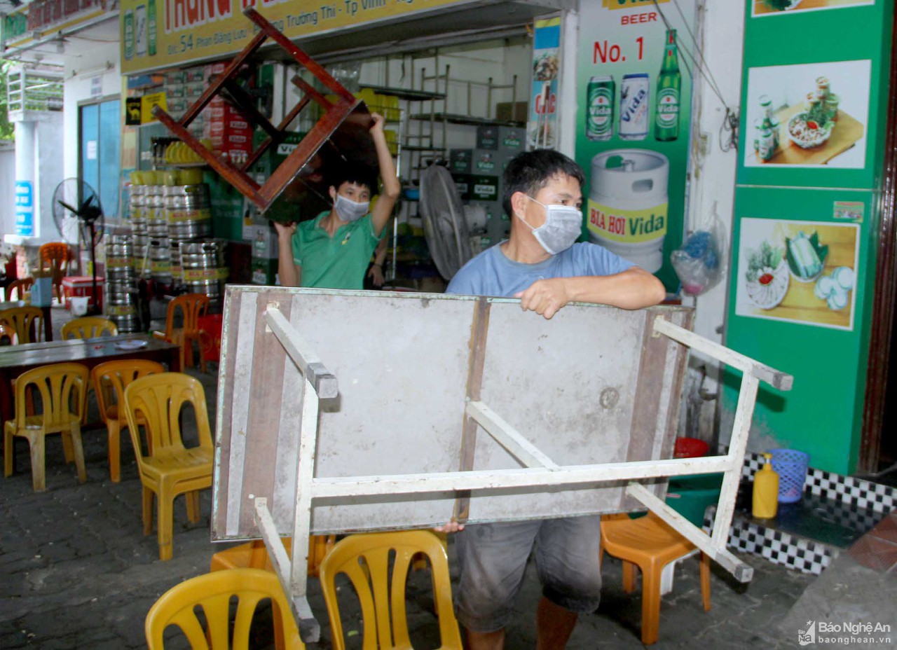 TP.Vinh: Nhiều hàng quán thu dọn bàn ghế, 