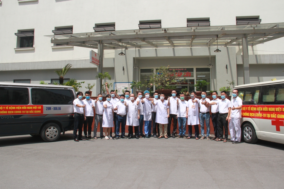 Các "chiến sĩ áo trắng" không quản khó khăn cùng Bắc Giang chống dịch COVID-19