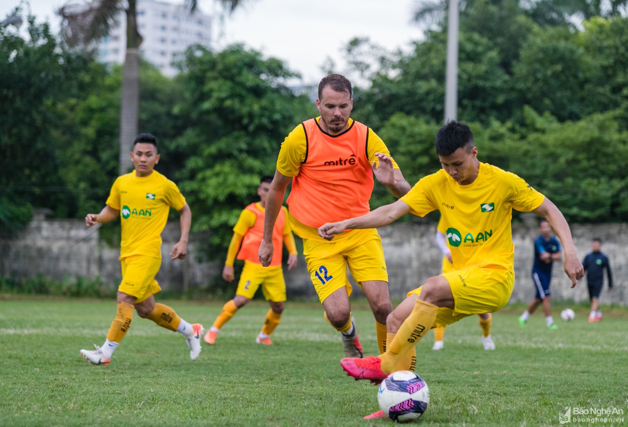 Cầu thủ SLNA hứng khởi tập luyện sau khi có nhà tài trợ mới