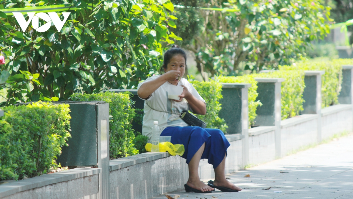 Bữa cơm trưa vội vàng giữa mùa dịch của những người lao động