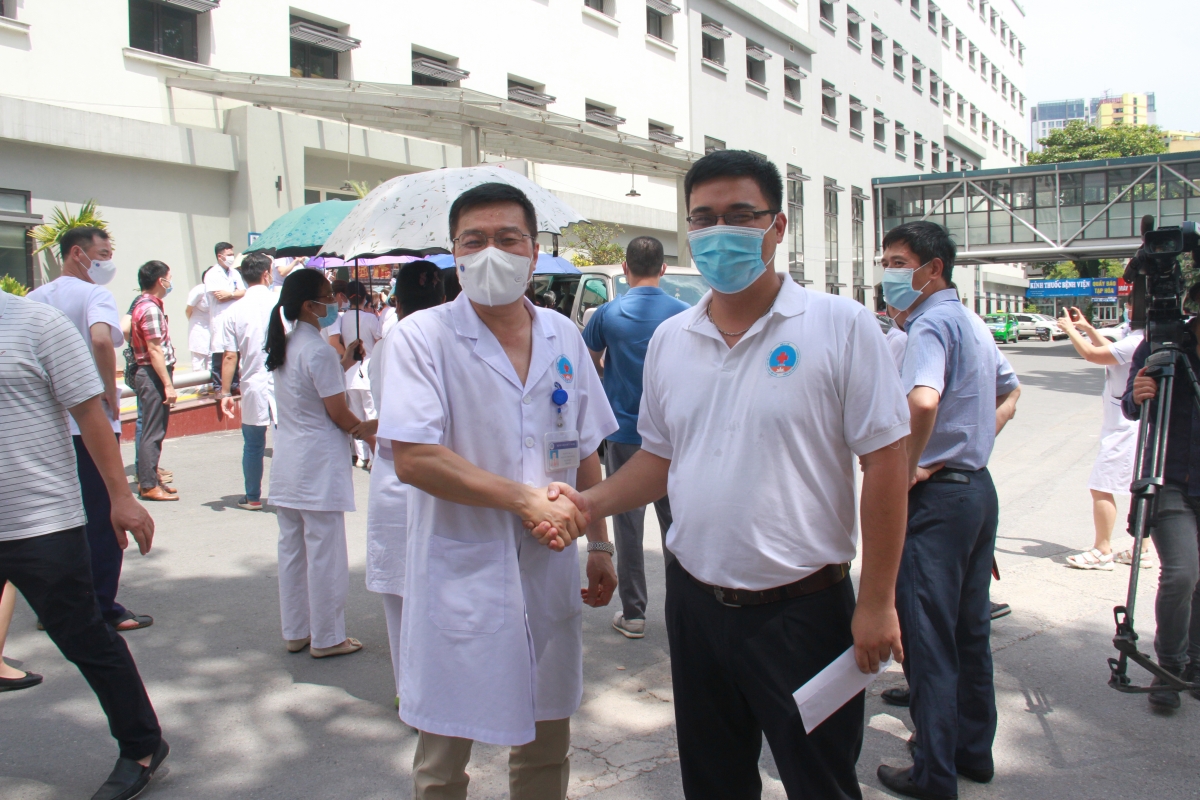 Các "chiến sĩ áo trắng" không quản khó khăn cùng Bắc Giang chống dịch COVID-19