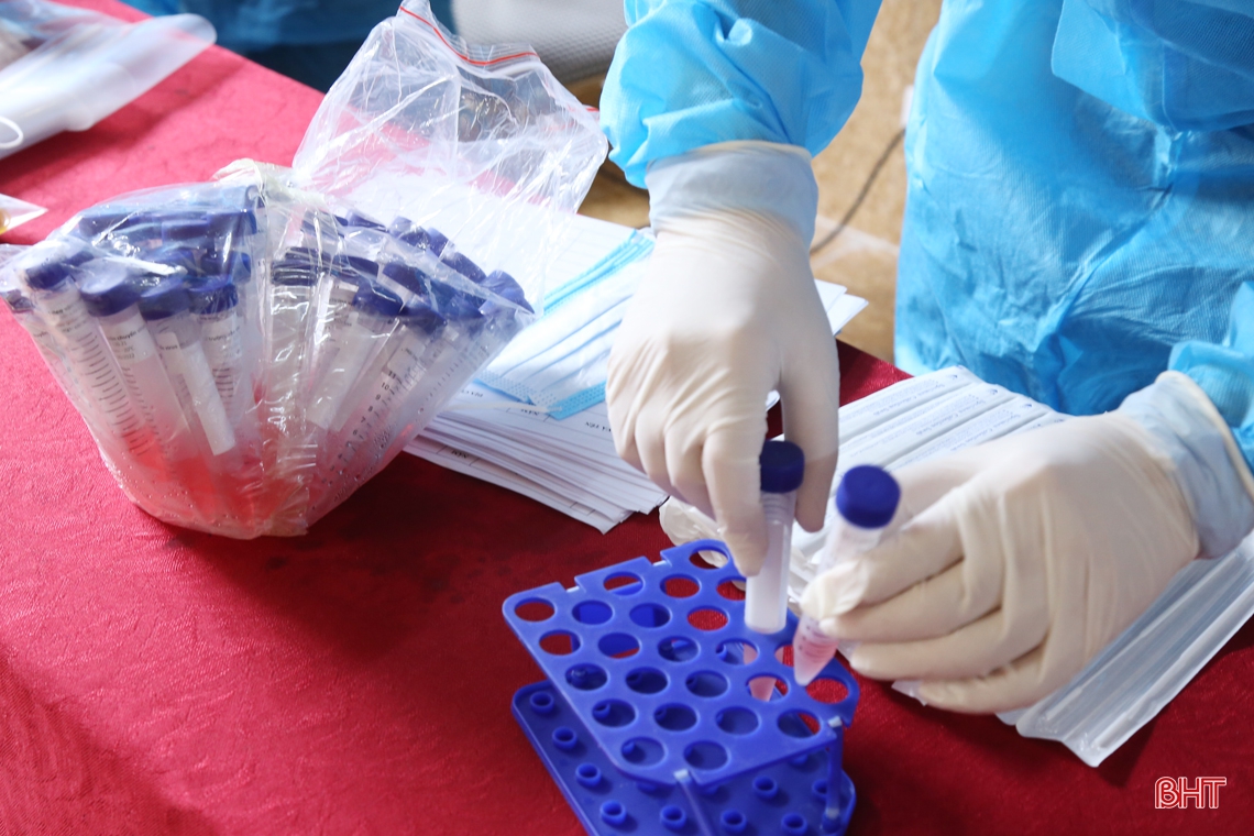 Tăng viện cho Hà Tĩnh, cán bộ y tế Nghệ An lấy khoảng 4.000 mẫu xét nghiệm