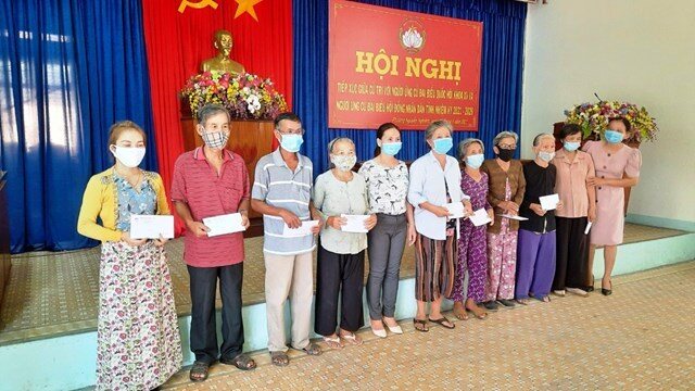 Nghệ sĩ Hoài Linh đã trao 2,5 tỷ cho vùng ảnh hưởng bão lụt Quảng Ngãi