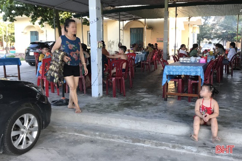 Nhiều người dân Hà Tĩnh đổ về bãi biển tránh nóng, “phớt lờ” khuyến cáo phòng dịch Covid-19