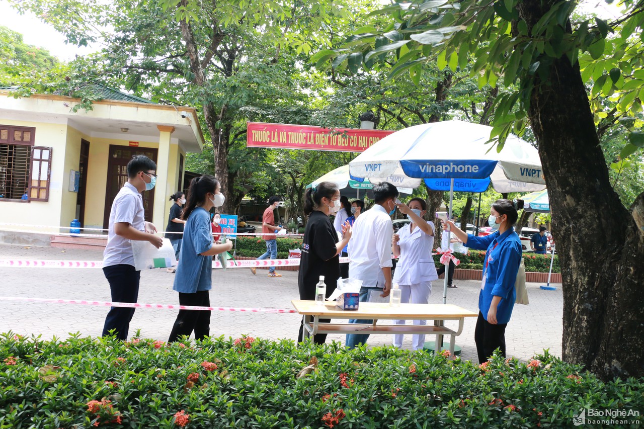 Gần 3.000 thí sinh tham dự kỳ thi vào Trường THPT chuyên Phan Bội Châu và chuyên Đại học Vinh
