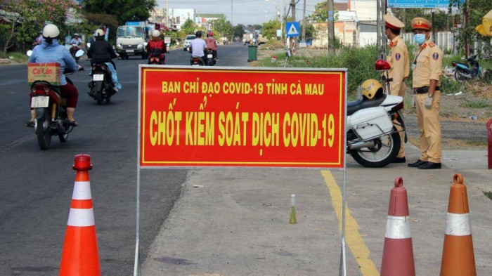 Phê bình Chủ tịch huyện, đình chỉ 2 cán bộ vì... lơ là phòng chống Covid-19