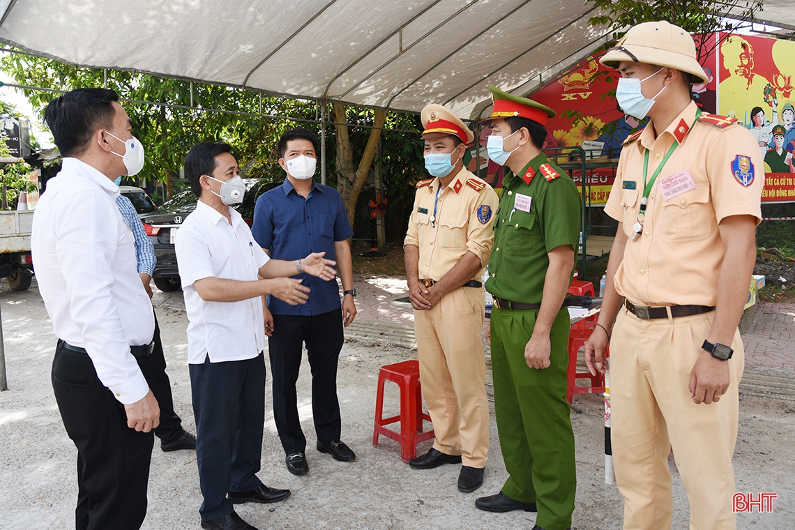 Phó Bí thư Thường trực Tỉnh ủy Hà Tĩnh chia sẻ, động viên lực lượng tuyến đầu chống dịch