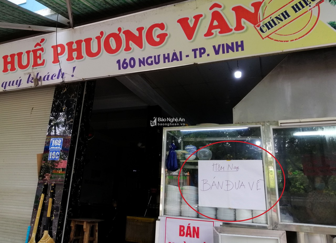 TP. Vinh: Xử phạt quán bún ngang nhiên đón khách vào ăn dù có lệnh cấm