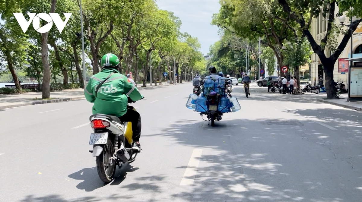 Người dân chật vật mưu sinh dưới nắng nóng hơn 40 độ C tại Hà Nội