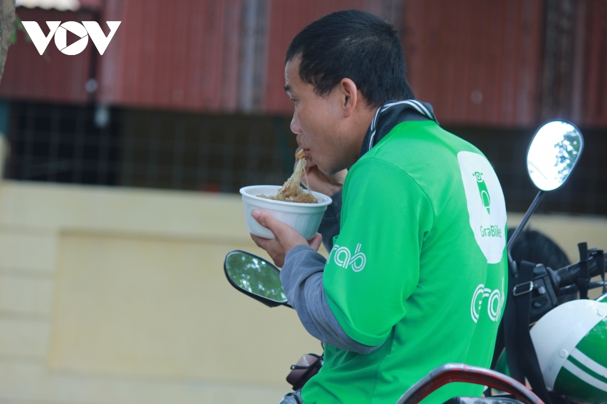 Người dân chật vật mưu sinh dưới nắng nóng hơn 40 độ C tại Hà Nội