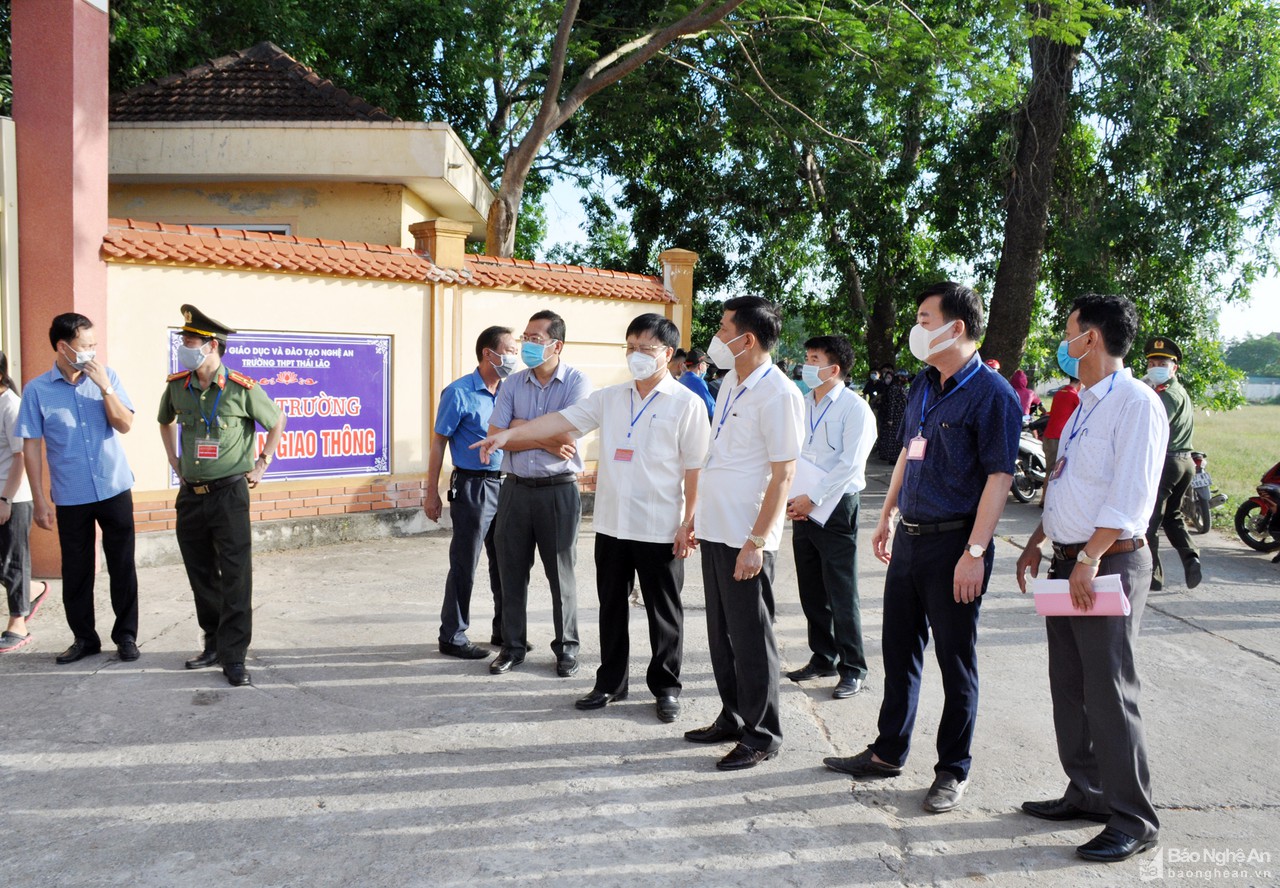 Phó Chủ tịch UBND tỉnh kiểm tra các điểm thi lớp 10 tại TP. Vinh và Hưng Nguyên