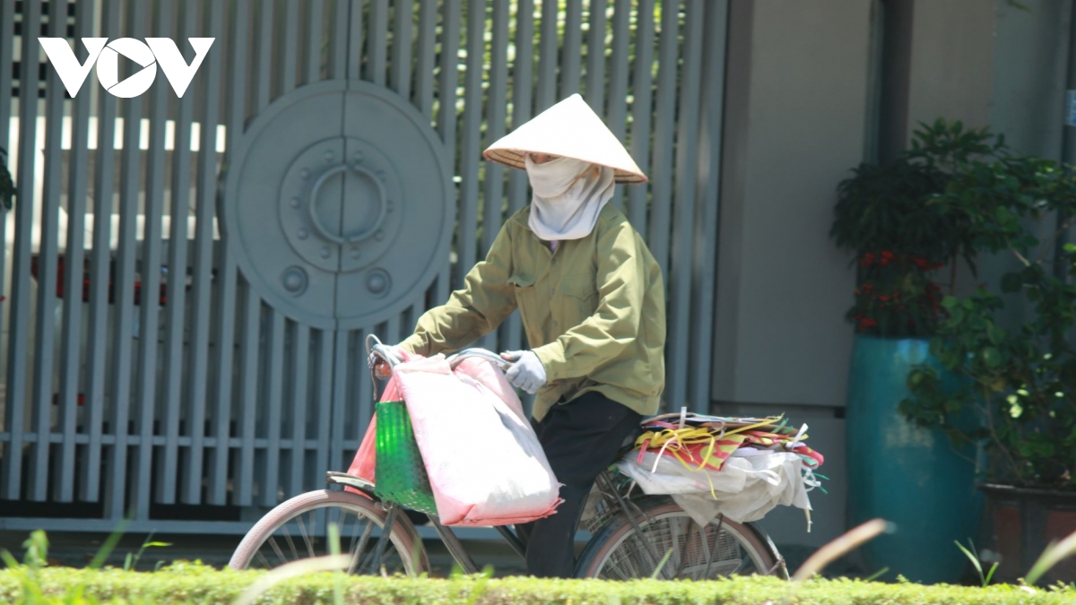 Người dân chật vật mưu sinh dưới nắng nóng hơn 40 độ C tại Hà Nội