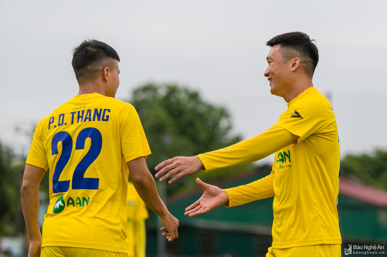 Cầu thủ SLNA hứng khởi tập luyện sau khi có nhà tài trợ mới