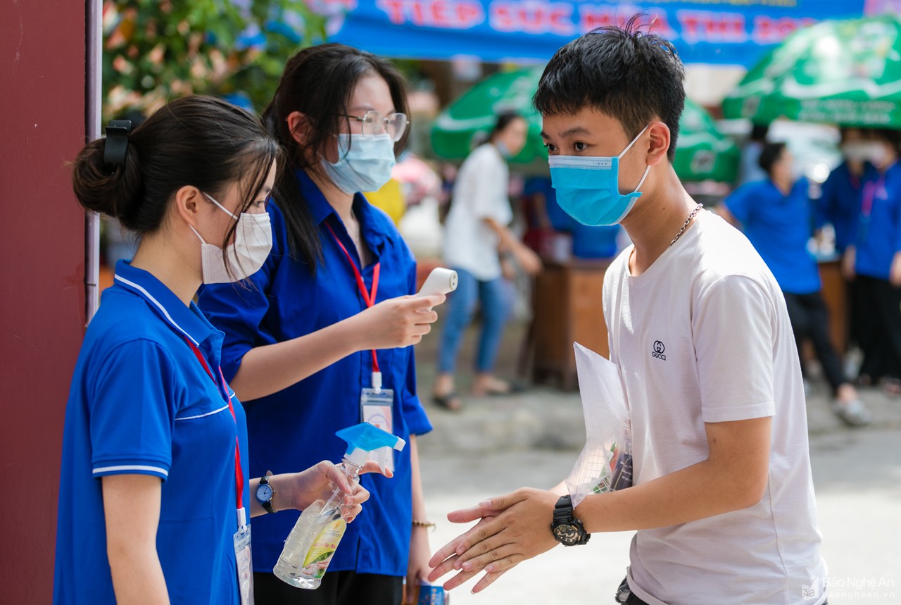Gần 3.000 thí sinh tham dự kỳ thi vào Trường THPT chuyên Phan Bội Châu và chuyên Đại học Vinh