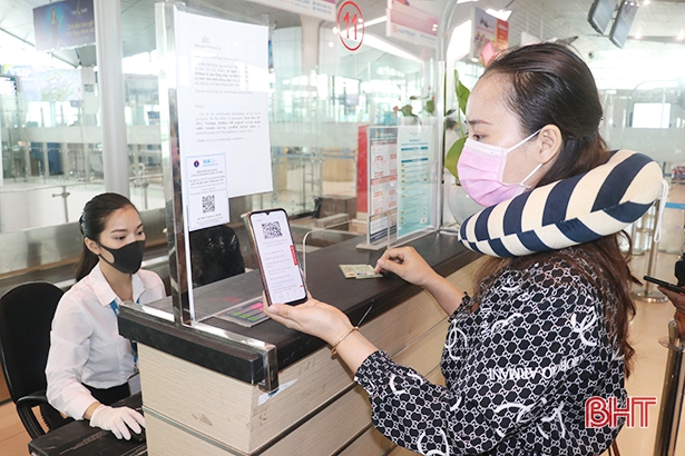 Người về Hà Tĩnh tuân thủ nghiêm biện pháp phòng chống dịch Covid-19 khi xuống sân bay Vinh