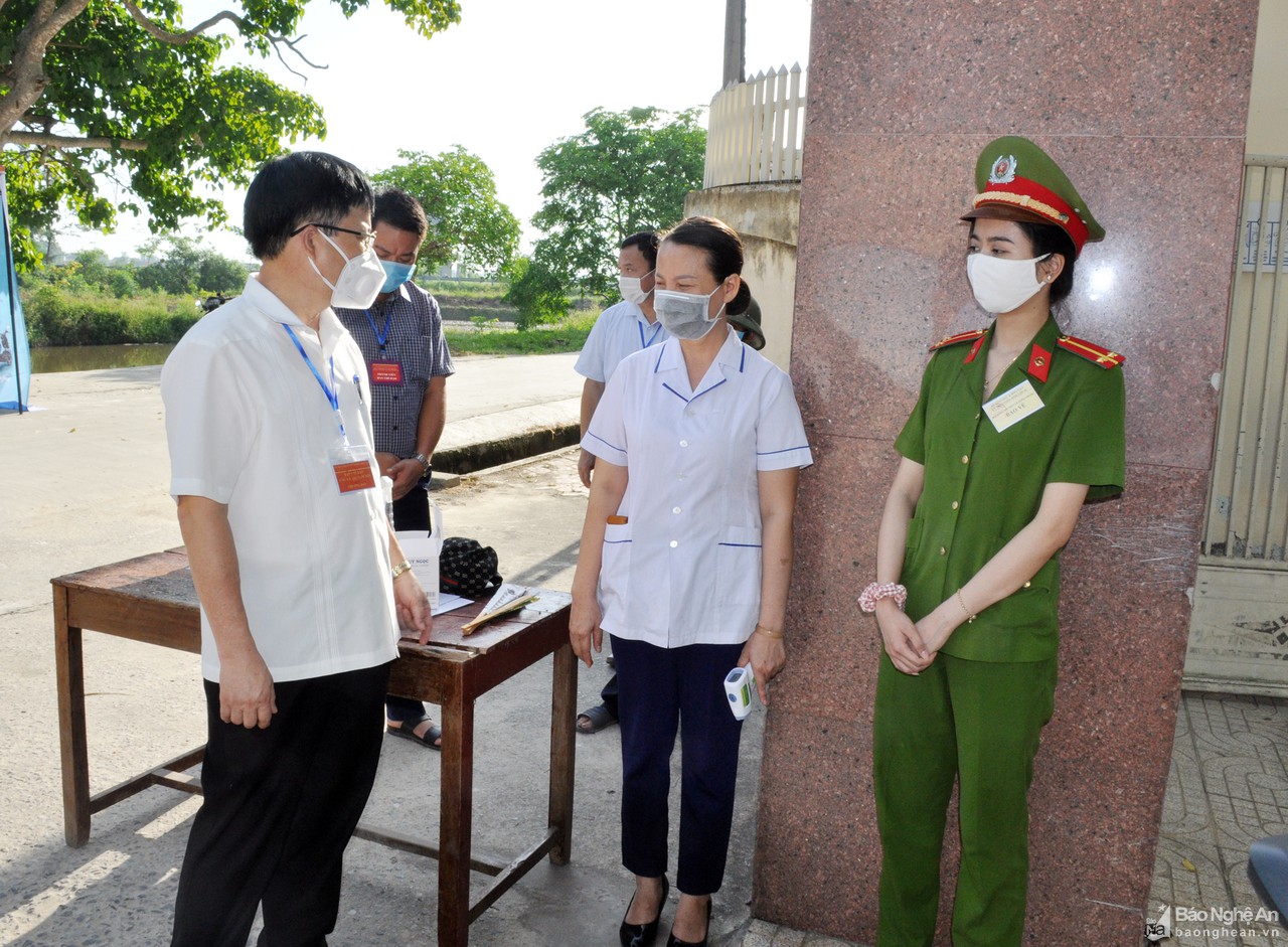 Phó Chủ tịch UBND tỉnh kiểm tra các điểm thi lớp 10 tại TP. Vinh và Hưng Nguyên