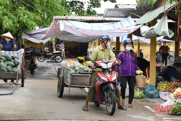 Lộc Hà thực hiện nghiêm các biện pháp phòng dịch tại cảng cá, bãi tắm