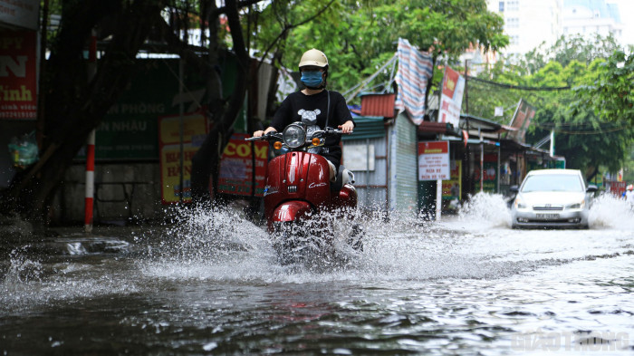 Người dân "rẽ sóng" qua những tuyến phố ngập tại Hà Nội