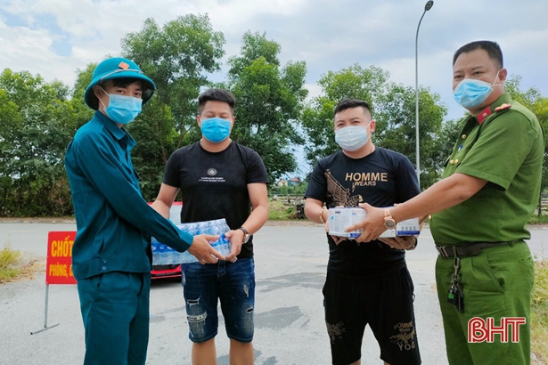 Người dân TP Hà Tĩnh trao vật phẩm tiếp thêm sức mạnh chống dịch cho các lực lượng