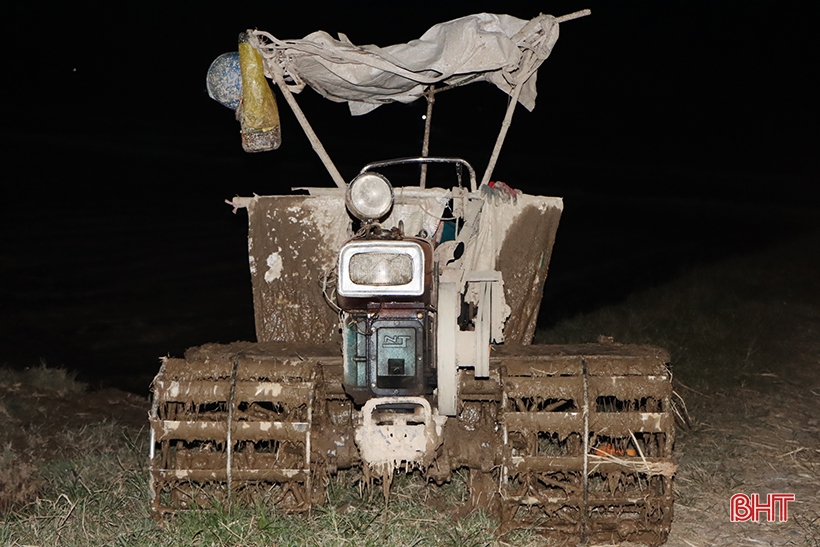 Hà Tĩnh: Thợ cày “trốn” nóng làm xuyên đêm hỗ trợ nhà nông gieo cấy sớm